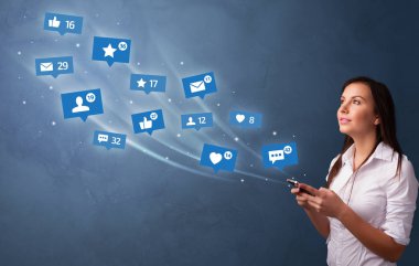 Sosyal medya kavramı ile telefon kullanan genç kişi