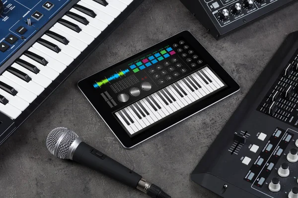 Piano app em tablet e conceito de instrumento musical — Fotografia de Stock