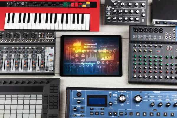 Elektronische muziekinstrumenten en tablet met rapporten concept — Stockfoto