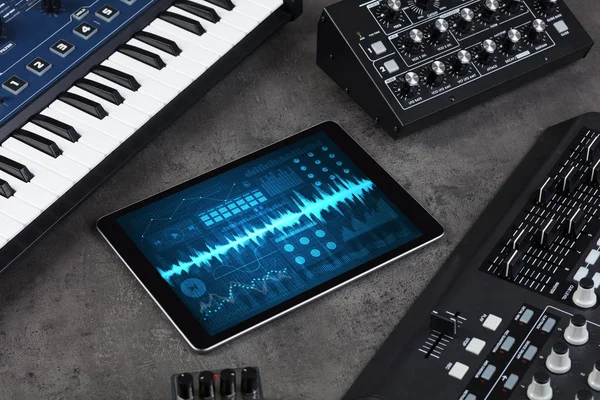Hangszerek és a tablet app felvétel — Stock Fotó