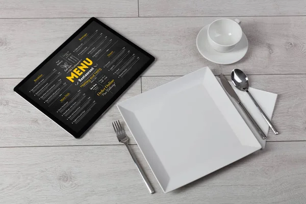 Louça com menu on-line no tablet — Fotografia de Stock