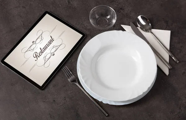 Table dressée élégante avec logo élégant du restaurant — Photo