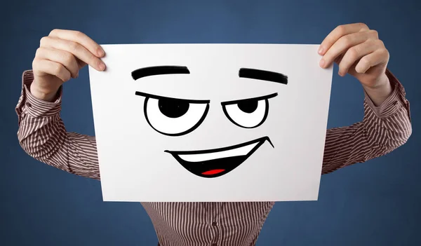 Personne tenant un papier devant son visage avec l'émoticône doodle — Photo