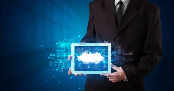 Χέρι εκμετάλλευση tablet με σύννεφο τεχνολογία έννοια — Φωτογραφία Αρχείου