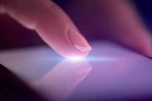 Finger berühren Telefon mit dunklem Hintergrund — Stockfoto