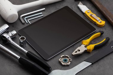 Ev aletleri ve tablet ile boş perde 