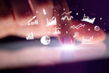 Raporlar ve grafikler yukarıdaki tabletiyle dokunmadan parmak