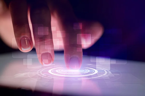 Prst dotýká tabletu s konceptem identifikace — Stock fotografie