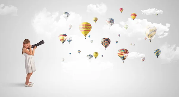 Enfant regardant à travers le verre espion pour les ballons à air — Photo