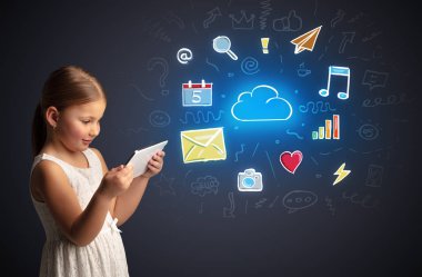 Kız holding tablet uygulamaları kavramı ile