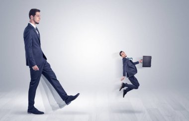 Dev işadamı küçük iş adamı tekme 