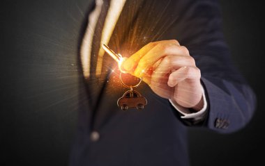 Takım elbiseli adam el tuşları