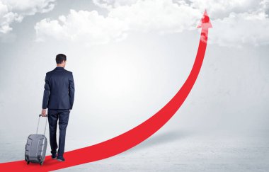 Kırmızı halı ok üzerinde bırakarak işadamı