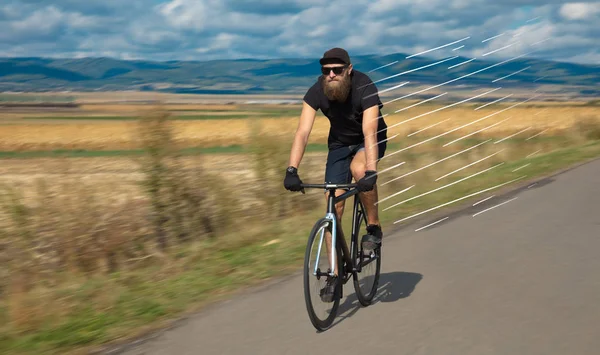 Příležitostné cyklista jedoucí na kole velmi rychle — Stock fotografie