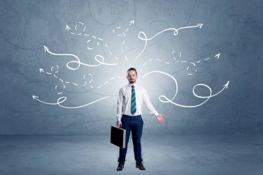 Oklar etrafında sarma ile ayakta işadamı