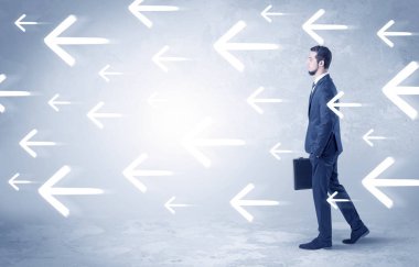 İşadamı bir yolda gidiyor