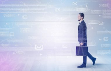 İşadamı ile posta kavramı yürüyüş