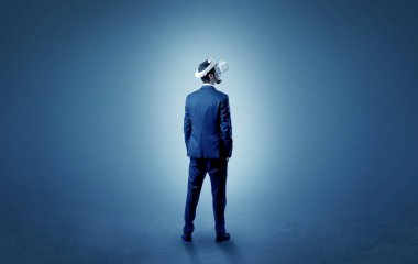 İşadamı vr gözlük ile boş bir odada