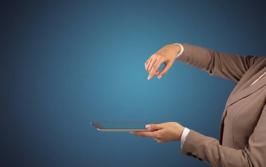 Mockup el holding tablet