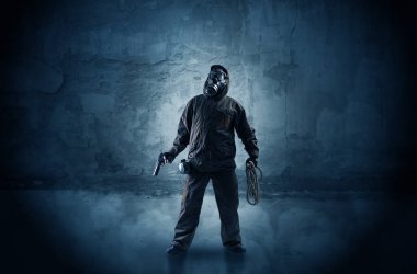 Tehlike adamın önünde bir ufalanan duvar