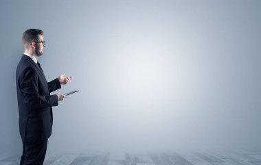 Boş bir alanda ayakta işadamı