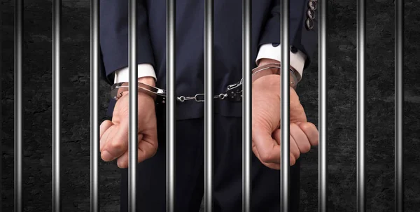 Человек в наручниках в тюрьме — стоковое фото
