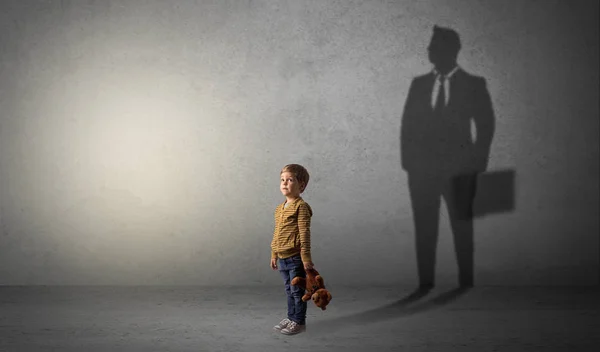 Ragazzino con uomo d'affari ombra — Foto Stock