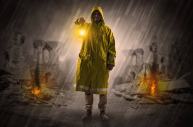 Adam felaket mahallinde parlayan bir fener ile