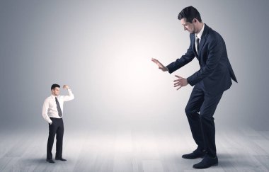 Küçük bir işadamı dev iş adamı korkuttu