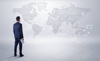 Adam elinde nesnelerle haritaya bakıyordum