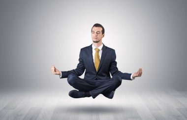 İşadamı bir boşluk kavramı içinde meditasyon