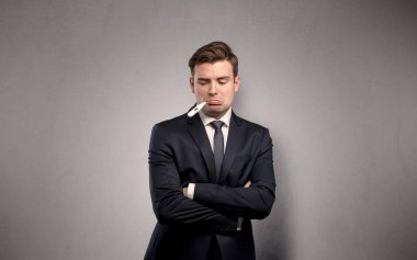 Termometre ve kopya alanı ile iş adamı