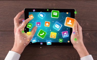 El tablet sıçrama uygulama simgeleri kavramı ile kullanma