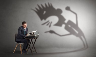 Çalışan adam ve o diye bağıran gölgesi korkuyor