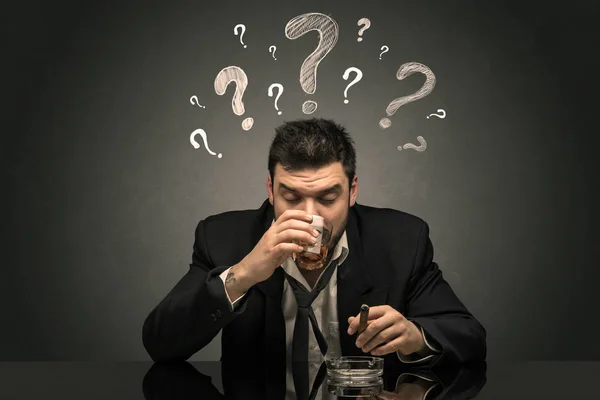 Betrunkener enttäuschte Mann mit Fragezeichen — Stockfoto