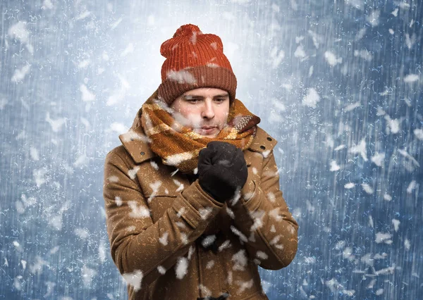 Beau garçon frissonnant à la tempête de neige concept — Photo