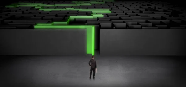 Empresário iniciando um labirinto escuro declarado — Fotografia de Stock