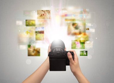 El yaşam olayları digital fotoğraf makinesi ile yakalar.