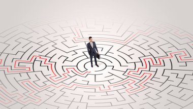 Genç girişimci bir labirent ortada duran 