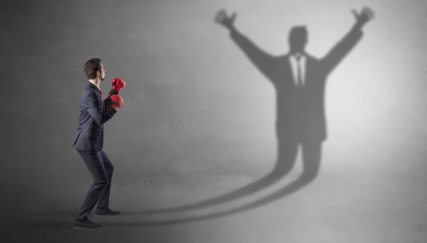 Empresário lutando com uma sombra de empresário desarmado — Fotografia de Stock