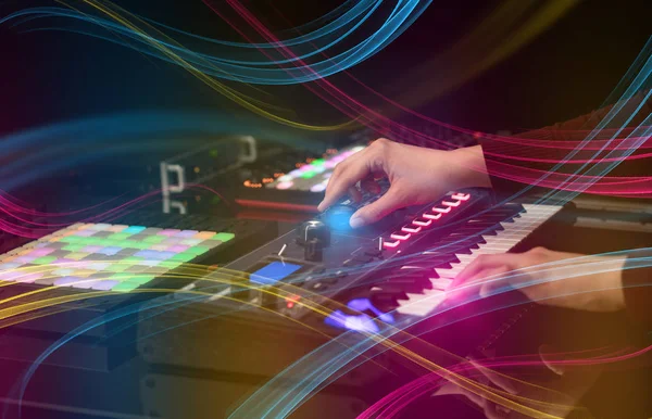 Mixen van muziek op midi-controller met kleurrijke vibe concept — Stockfoto