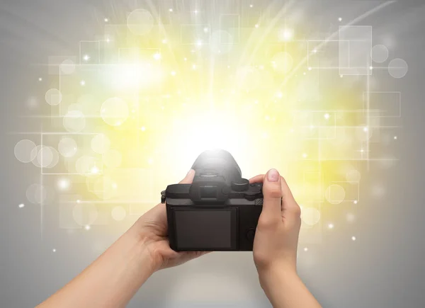 Toma de fotos a mano con brillante concepto de flash —  Fotos de Stock