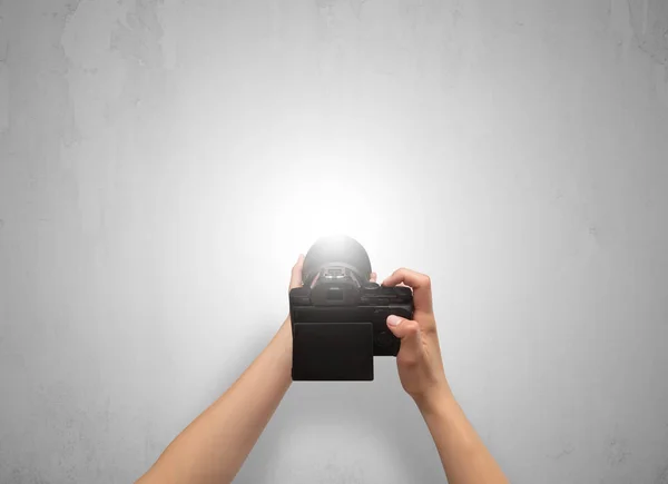 Hand photo shooting an empty grey wall — Stock Photo, Image