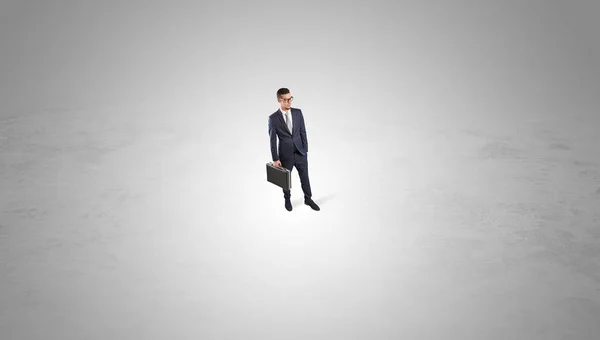 Businessman standing in the middle of an empty space — Stock Photo, Image