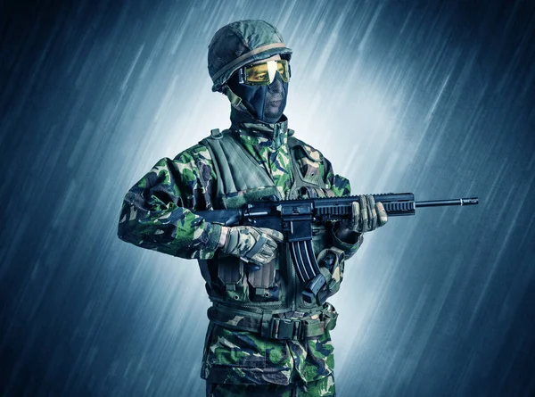 Soldat debout par temps pluvieux — Photo