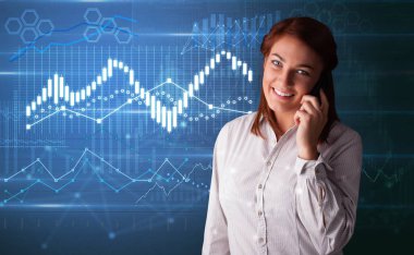 Arka planda diyagramları ile telefonda konuşurken kişi