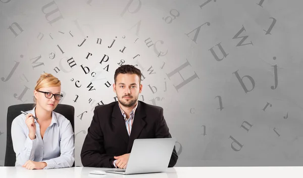 Persona de negocios sentada en el escritorio con concepto editorial — Foto de Stock