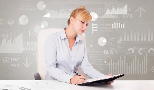 Bedrijfspersoon zit aan bureau met het verslag analyseren concept — Stockfoto