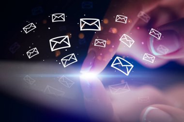 Beyaz mesaj sembolleri yukarıdaki tabletiyle dokunmadan parmak