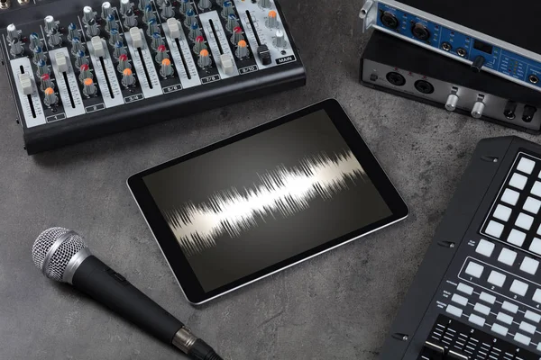 Tablet PC- en elektronische muziek instrumenten — Stockfoto